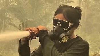 Kisah Relawan Perempuan Padamkan Karhutla Palangkaraya demi Anak