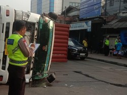 Kronologi Truk Terguling di Jembatan Dua Jakbar gegara Sopir Ngantuk