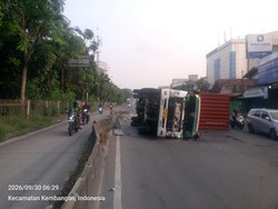 Truk Terguling di Jembatan Dua Jakbar Dievakuasi, Lalin Normal Lagi