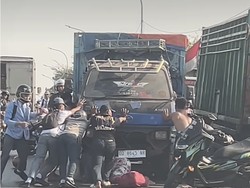 Truk Rem Blong Tabrak Ayah dan 3 Anaknya di Makassar, 1 Tewas