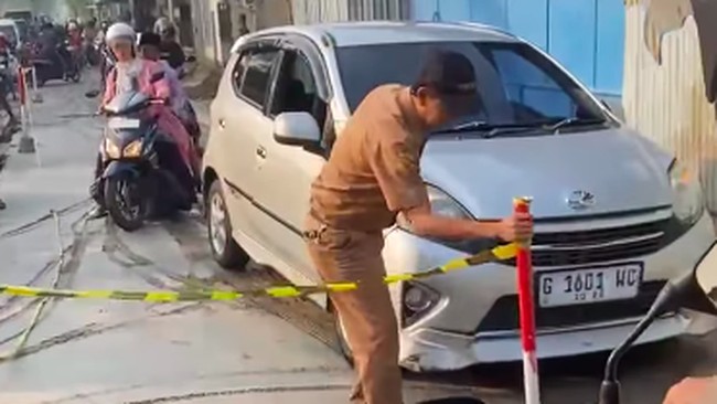 Viral Mobil ASN di Pekalongan Terobos Jalan Lagi Dicor
