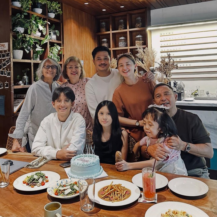 <p>Joanna juga merayakan ulang tahun Zoey dengan makan bersama keluarga besar. Perempuan 39 tahun ini tak lupa mengungkap rasa cintanya pada Zoey dan berjanji akan selalu mendukung sang putri. "Kami sangat mencintaimu, Zoey, ingatlah bahwa keluargamu akan selalu bersamamu, kami adalah pendukung nomor 1-mu, selamanya dan selalu!" ungkapnya. Meskipun dirayakan dengan sedehana, ulang tahun Zoey penuh dengan kebersamaan dengan keluarga dan sahabat. (Foto: Instagram @joannaalexandra)</p>