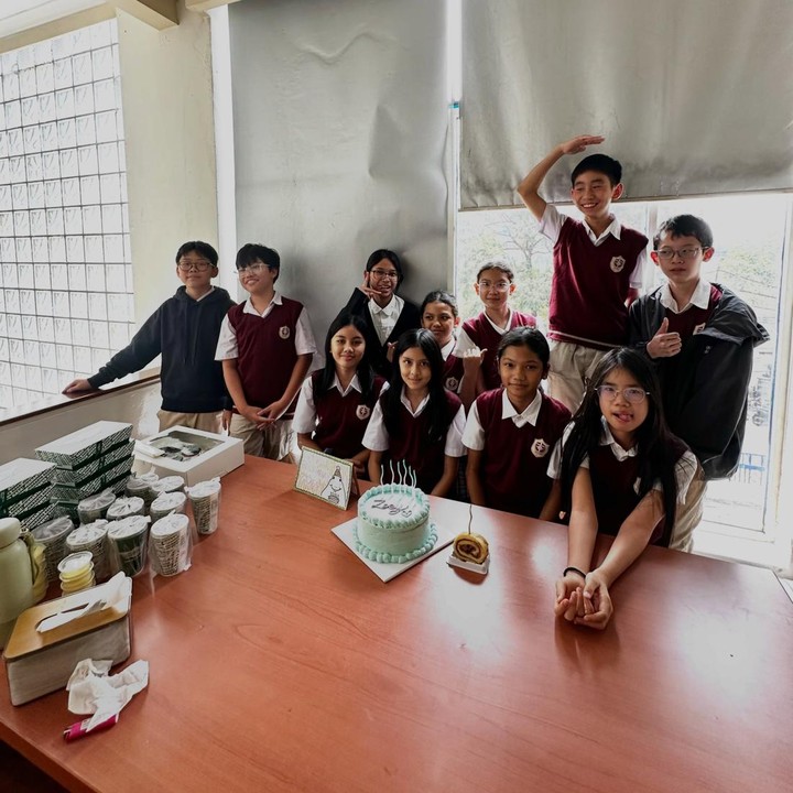 <p>Kejutan ulang tahun berlanjut ke sekolah. Zoey mendapat kejutan spesial dari teman-teman sekelasnya saat tengah belajar di kelas. Semua teman Zoey kompak menyanyikan lagu selamat ulang tahun dan menemani Zoey saat meniup lilin di kue ulang tahunnya. (Foto: Instagram @joannaalexandra)</p>