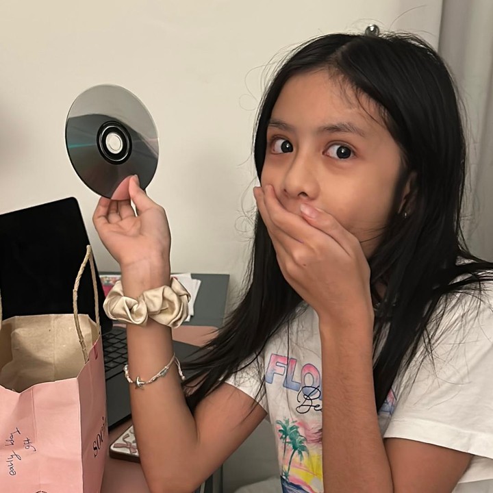 <p>Joanna secara khusus menuliskan pesan manis untuk sang putri yang beruang tahun ke-9. "Selamat ulang tahun untuk putri kecilku tersayang, betapa bangga dan bersyukurnya aku melihatmu tumbuh besar, kakak sayang. Semoga kamu semakin besar dan semakin besar dalam kasih sayang Tuhan," tulis Joanna dalam unggahan di Instagram. (Foto: Instagram @joannaalexandra)</p>