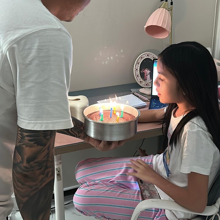 <p>Melalui unggahan di Instagram, Joanna membagikan momen saat keluarga memberikan kejutan ulang tahun untuk Zoey. Anak ketiga Joanna ini terlihat begitu bahagia saat menerima kue ulang tahun yang dibawakan ayah sambungnya Immanuel Christover. (Foto: Instagram @joannaalexandra)</p>