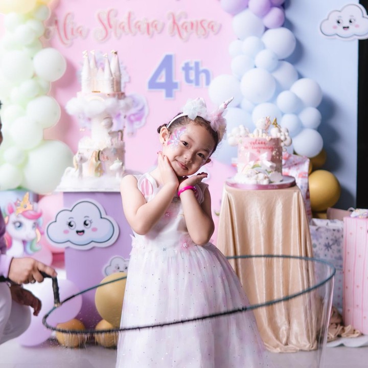 <p>Bukan kali ini saja Zaskia merayakan ulang tahun Alia dengan meriah. Saat putrinya ini berulang tahun ke-3, Zaskia dan suami juga menggelar acara spesial dengan tema film kesukaan Alia, yakni&nbsp;<em>Frozen</em>. (Foto: Instagram @zaskia_gotix)</p>