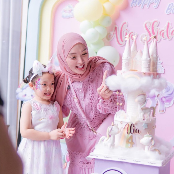 <p>Penyanyi dangdut Zaskia Gotik memiliki tiga anak dari pernikahannya dengan pengusaha Sirajuddin Mahmud. Baru-baru ini, anak keduanya Alia Shatara Khansa merayakan ulang tahun ke-4. Alia merayakan ultahnya pada 26 September 2026. (Foto: Instagram @zaskia_gotix/ @wonderwavevent.id)</p>