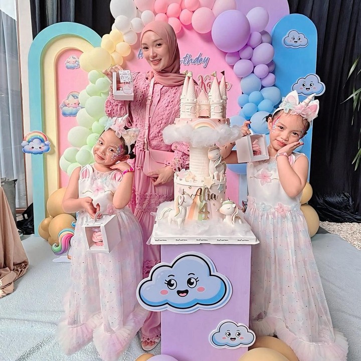 <p>Di acara ini, Alia dan sang kakak Arsila kompak mengenakan gaun <em>princess</em> berwarna putih dengan hiasan bando pita berwarna senada. Perayaan ulang tahun Alia ini semakin meriah karena mengusung konsep dunia <em>princess</em>. Tak hanya dekorasi, kue ulang tahun Alia juga dibuat menyerupai istana <em>princess</em>. "Alia <em>Happy</em> bgd <em>Cake</em> ulangtahunnya Sesuai permintaannya," tulis Zaskia di unggahannya. (Foto: Instagram @zaskia_gotix/ @wonderwavevent.id)</p>