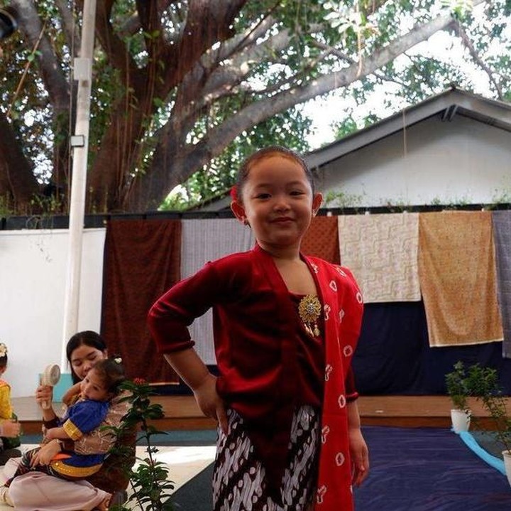 <p>Zaskia cukup sering membagikan momen kebersamaannya dengan Alia di Instagram. Beberapa waktu lalu, perempuan 36 tahun ini mem-<em>posting</em> foto Alia saat mengenakan kebaya di Hari Kartini. Potret Alia yang ekspresif cukup mencuri perhatian netizen, Bunda. "Aduduh gemess," tulis akun @ev***. "Ahhhh lucunyaaa," kata @is***. (Foto: Instagram @zaskia_gotix)</p>