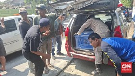 Kecelakaan beruntun yang melibatkan lima mobil dan dua sepeda motor terjadi di Jalan KH Wahab Chasbulloh, Desa Mojokrapak, Kecamatan Tembelang, Jombang, pada Kamis (1/10). Insiden ini melibatkan iring-iringan mobil Dinas Sosial Jombang beserta ambula