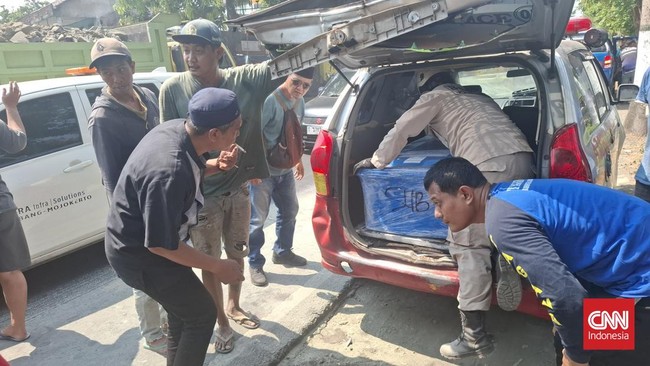 Kecelakaan beruntun yang melibatkan lima mobil dan dua sepeda motor terjadi di Jalan KH Wahab Chasbulloh, Desa Mojokrapak, Kecamatan Tembelang, Jombang, pada Kamis (1/10). Insiden ini melibatkan iring-iringan mobil Dinas Sosial Jombang beserta ambula