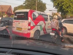Viral Wirawiri Suroboyo Terobos Traffic Light dan Bentak Pengendara