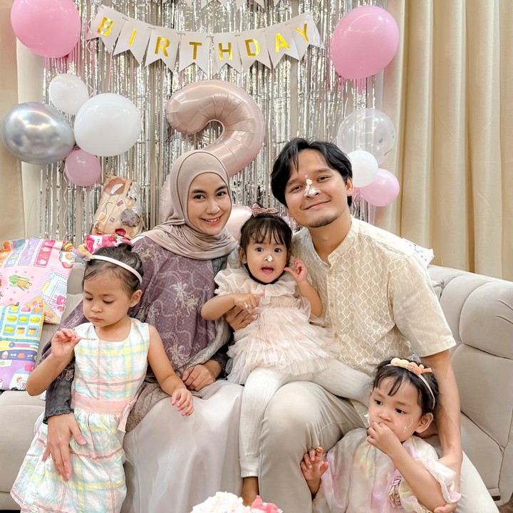 <p>Artis Anisa Rahma memiliki tiga anak dari pernikahannya dengan Anandito Dwis. Anak pertama dan kedua Anisa adalah anak kembar perempuan yang bernama Almashira Atqia Shanum (Alma) dan Alshamira Afiza Shanum (Alsha). Sementara anak bungsunya adalah Aqila Dzakira Mafaza atau akrab disapa Aqila. (Foto: Instagram @anisarahma_12)</p>