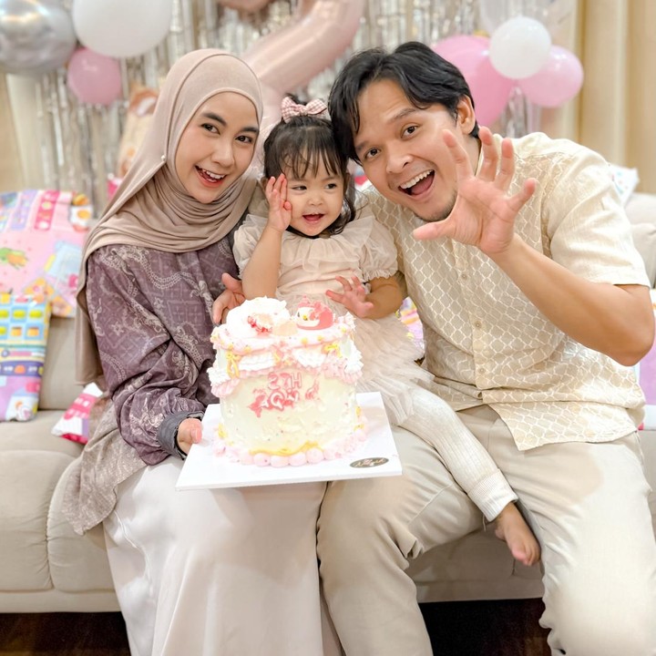 <p>Aqila terlihat begitu bahagia bisa merayakan ulang tahunnya bersama keluarga. Bocah dua tahun ini juga tampaknya begitu senang karena bisa mendapatkan banyak hadiah di hari pertambahan usianya, Bunda. (Foto: Instagram @anisarahma_12)</p>