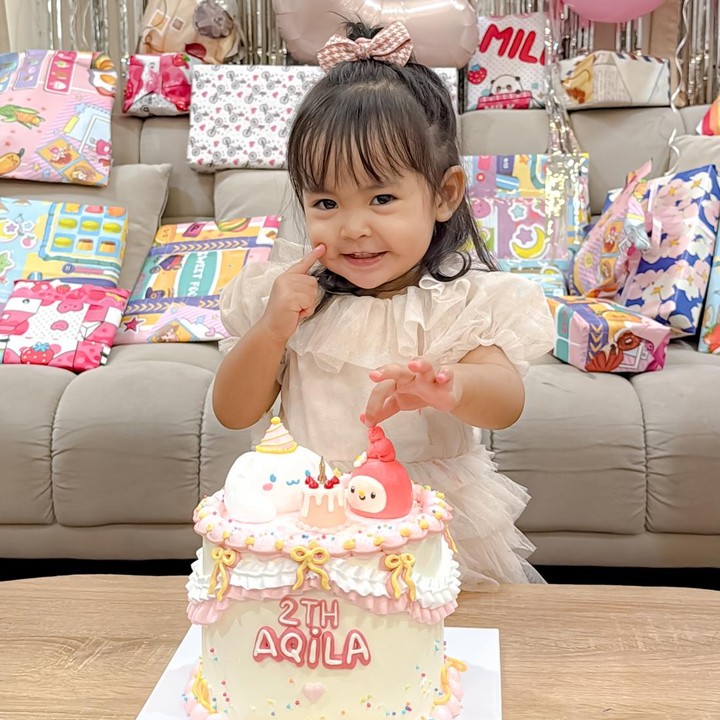 <p>Pada 24 September 2026, si bungsu Aqila merayakan ulang tahun ke-2. Di hari spesial ini, Anisa dan suami membuat perayaan sederhana di rumah. Melalui unggahan di Insragram, Anisa membagikan momen perayaan tersebut. "<em>Barakallah fii umriik Aqila. My mini me and my little girl</em>," tulis Anisa dalam unggahan ini. (Foto: Instagram @anisarahma_12)</p>