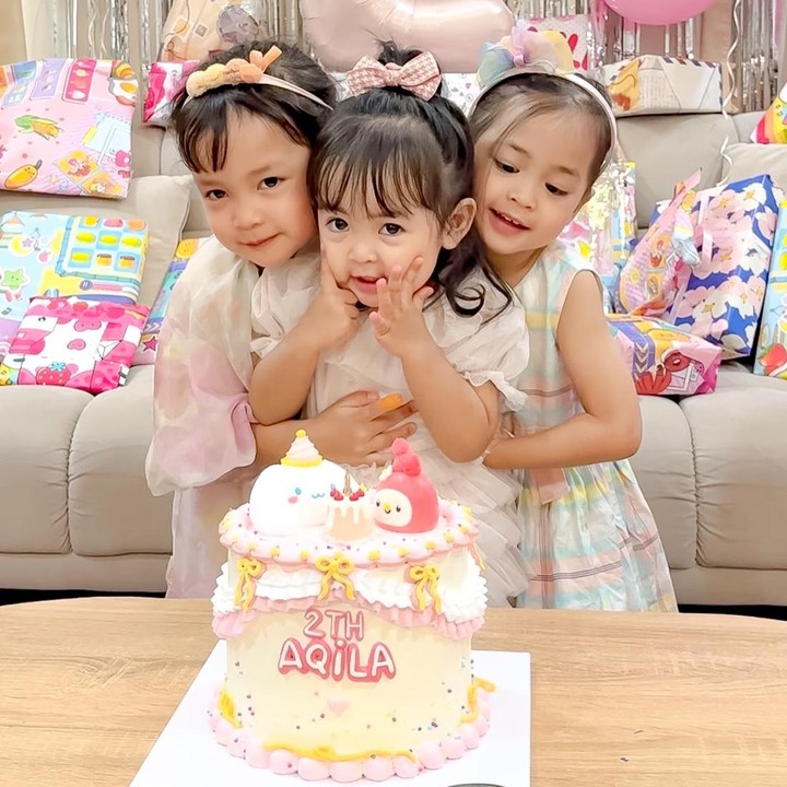 <p>Banyak netizen salfok alias salah fokus dengan perkembangan Aqila di usia dua tahun. Aqila disebut semakin mirip dengan kedua kakak kembarnya, sehingga cocok bila dijadikan anak kembar ketiga. Tak hanya itu, banyak juga yang mengaku gamas dengan tingkah Aqila yang ekspresif. "Jadinya kembar 3, <em>masyaallah</em> tabarakallah," tulis akun @in***. "Gemesshhh sekaliii <em>Masyaa Allah</em>," kata @at***. (Foto: Instagram @anisarahma_12)</p>