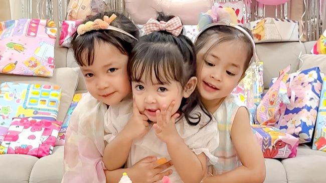 Intip 5 Potret Aqila, Anak Bungsu Anisa Rahma yang Selalu Kompak dengan Kakak Kembarnya