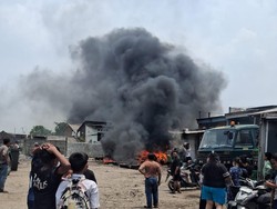 Bengkel Kontainer di Cilincing Terbakar, Asap Hitam Membubung