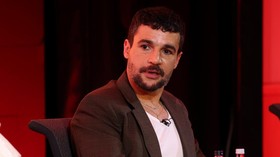 Christopher Abbott Ungkap Momen Canggung Dikenalkan Jadi Profesor X