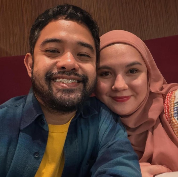 <p>Sementara itu, sang istri Anizabella&nbsp;sempat&nbsp; merilis buku debutnya yang merupakan kumpulan cerita pendek fiksi berbahasa Inggris berjudul <em>This Is What Home Could Feel Like</em> pada akhir tahun 2025. Di masa kehamilan, Ryan dan Anizabella kerap membagikan sejumlah momen perjalanan mereka sebagai calon orang tua. Ryan pun menunjukkan rasa bahagianya menanti kehadiran Si Kecil. "I knew I loved you before I met you," tulis Ryan. (Foto:@adriandhy).</p>