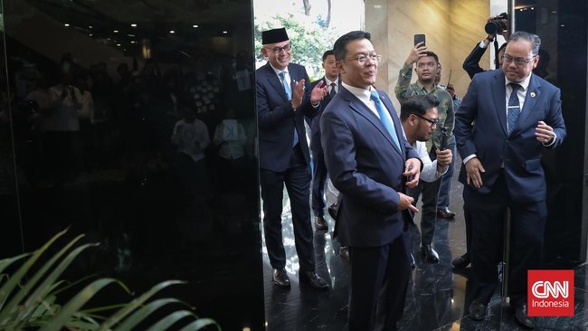 Jajaran Aparatur Sipil Negara (ASN) Kementerian Luar Negeri (Kemlu) menyambut kedatangan Menteri Luar Negeri Arrmanatha Nasir dan Mantan Menteri Luar Negeri yang kini menjabat Menteri Pembangunan Manusia dan Kebudayaan Sugiono usai mengikuti pelantik