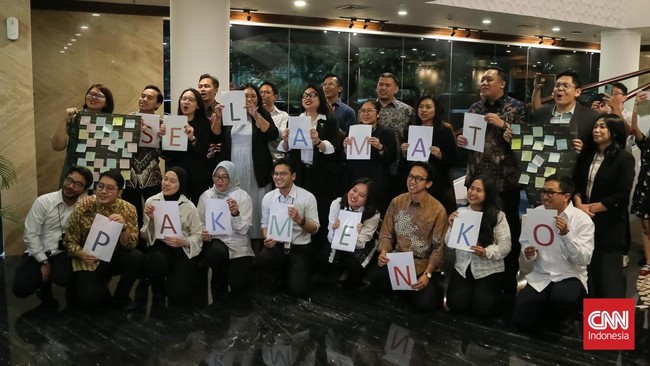 Jajaran Aparatur Sipil Negara (ASN) Kementerian Luar Negeri (Kemlu) menyambut kedatangan Menteri Luar Negeri Arrmanatha Nasir dan Mantan Menteri Luar Negeri yang kini menjabat Menteri Pembangunan Manusia dan Kebudayaan Sugiono usai mengikuti pelantik