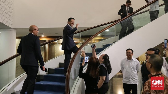 Jajaran Aparatur Sipil Negara (ASN) Kementerian Luar Negeri (Kemlu) menyambut kedatangan Menteri Luar Negeri Arrmanatha Nasir dan Mantan Menteri Luar Negeri yang kini menjabat Menteri Pembangunan Manusia dan Kebudayaan Sugiono usai mengikuti pelantik