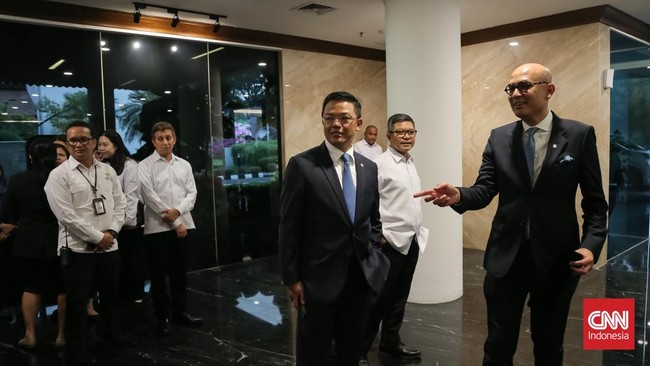 Jajaran Aparatur Sipil Negara (ASN) Kementerian Luar Negeri (Kemlu) menyambut kedatangan Menteri Luar Negeri Arrmanatha Nasir dan Mantan Menteri Luar Negeri yang kini menjabat Menteri Pembangunan Manusia dan Kebudayaan Sugiono usai mengikuti pelantik