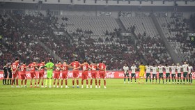 Timnas Indonesia bersama Timnas Bangladesh mengheningkan cipta mengenang tragedi Kanjuruhan sebelum pertandingan penyisihan Grup A FIFA ASEAN Cup 2026 di Stadion Utama Gelora Bung Karno, Senayan, Jakarta, Kamis (1/10/2026). ANTARA FOTO/M Risyal Hiday