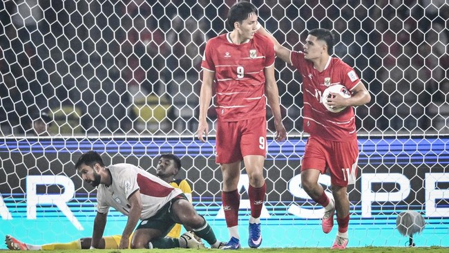 Pesepak bola Timnas Indonesia Mitchell Baker (kedua kanan) berselebrasi bersama rekannya Ragnar Oratmangoen (kanan) usai mencetak gol ke gawang Timnas Bangladesh dalam pertandingan penyisihan Grup A FIFA ASEAN Cup 2026 di Stadion Utama Gelora Bung Ka