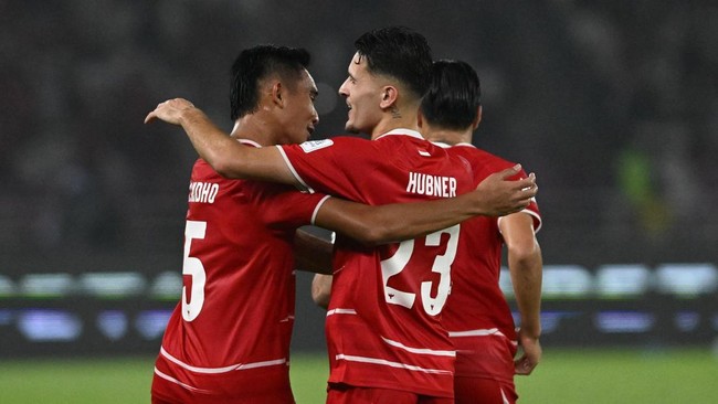 Pesepak bola Timnas Indonesia Rizky Ridho (kiri) berselebrasi bersama rekannya Justin Hubner (kanan) usai mencetak gol ke gawang Timnas Bangladesh dalam pertandingan penyisihan Grup A FIFA ASEAN Cup 2026 di Stadion Utama Gelora Bung Karno (SUGBK), Se