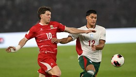 Pesepak bola Timnas Indonesia Ole Romeny (kiri) berebut bola dengan pesepak bola Timnas Bangladesh Zidane Yousuf (kanan) dalam pertandingan penyisihan Grup A FIFA ASEAN Cup 2026 di Stadion Utama Gelora Bung Karno (SUGBK), Senayan, Jakarta, Kamis (1/1