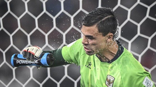 Kiper Timnas Indonesia Emil Audero membasahi wajahnya sebelum melawan Timnas Bangladesh dalam pertandingan penyisihan Grup A FIFA ASEAN Cup 2026 di Stadion Utama Gelora Bung Karno, Senayan, Jakarta, Kamis (1/10/2026). ANTARA FOTO/M Risyal Hidayat