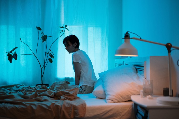 Overthinking atau berpikir berlebihan bisa menyerang siapa saja, tak terkecuali orang dengan IQ tinggi. Hal yang sering mereka pikirkan sebelum tidur misalnya takut membuang-buang waktu, cara menjaga hubungan secara mendalam dan bermakna, hingga kondisi dunia saat ini.