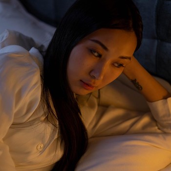 3 Hal yang Bikin Orang dengan IQ Tinggi Overthinking di Malam Hari Menurut Psikologi