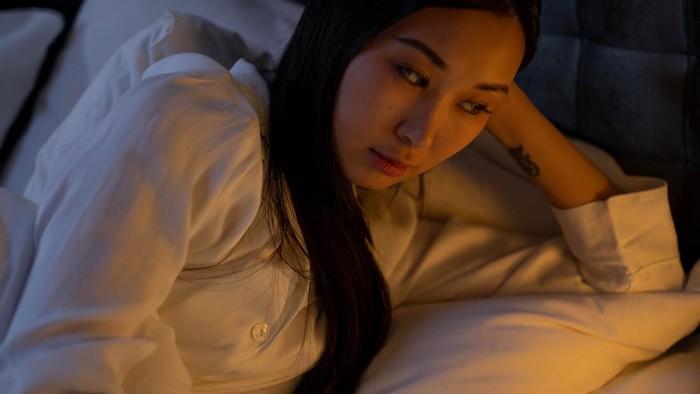 3 Hal yang Bikin Orang dengan IQ Tinggi Overthinking di Malam Hari Menurut Psikologi