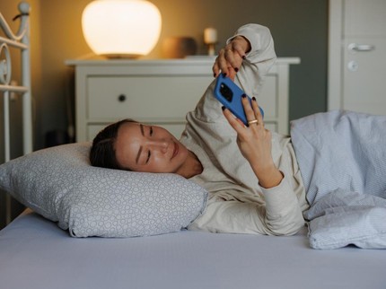Suka Cek HP Begitu Bangun Tidur? Ternyata Ada Alasan Psikologisnya