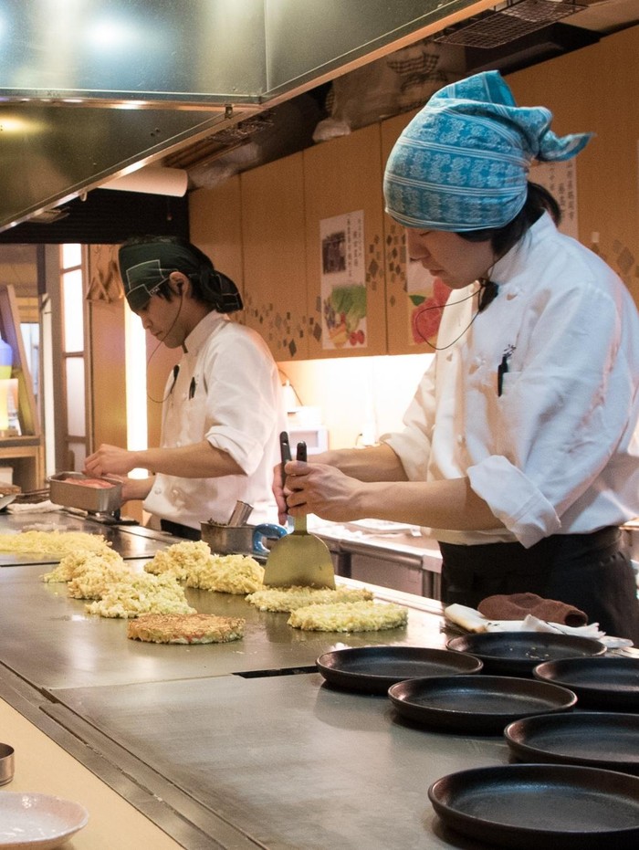 Ilustrasi memasak okonomiyaki