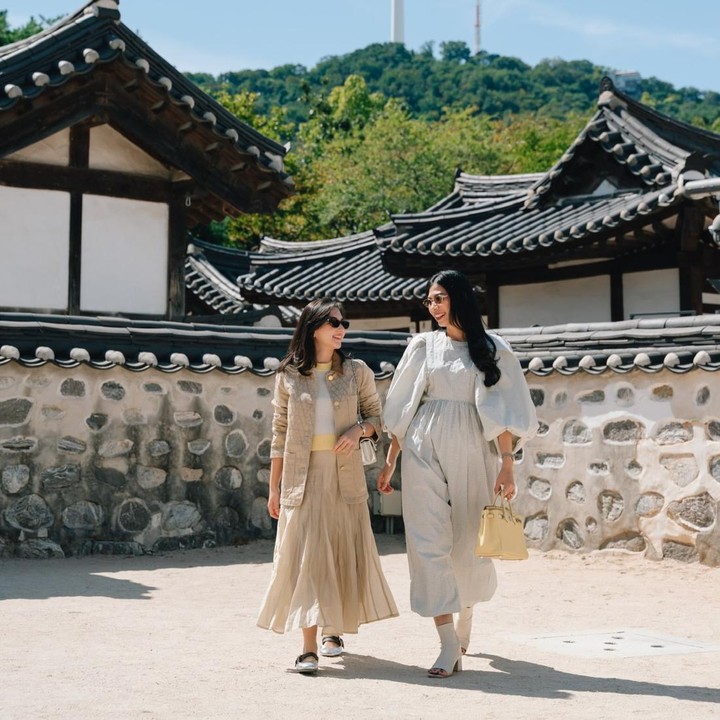 <p>Jessica Mila tak hanya berlibur bersama suami dan putrinya ke Korea Selatan. Bintang film<em> Imperfect</em> ini pergi liburan ke 'Negeri Ginseng' bersama keluarga kakak iparnya, Putri Hasibuan. Di satu potret, Jessica Mila membagikan foto kekompakannya dengan sang kakak ipar. (Foto: Instagram @jscmila)</p>