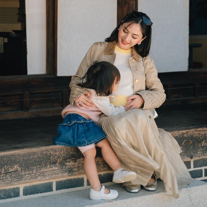 <p>Melalui unggahan di Instagram, Jessica Mila membagikan potret liburannya saat mengunjungi tempat wisata rumah tradisonal Korea. Dalam satu foto, perempuan 34 tahun ini mem-<em>posting</em> foto saat sang putri memegang <em>baby bump</em> kehamilannya yang sudah mulai terlihat. (Foto: Instagram @jscmila)</p>