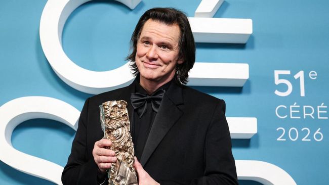 Canadian actor Jim Carrey who received a honorary Cesar award poses with his trophy during the 51st edition of the Cesar Film Awards ceremony at the Olympia venue in Paris on February 26, 2026. (Photo by ALAIN JOCARD / AFP)