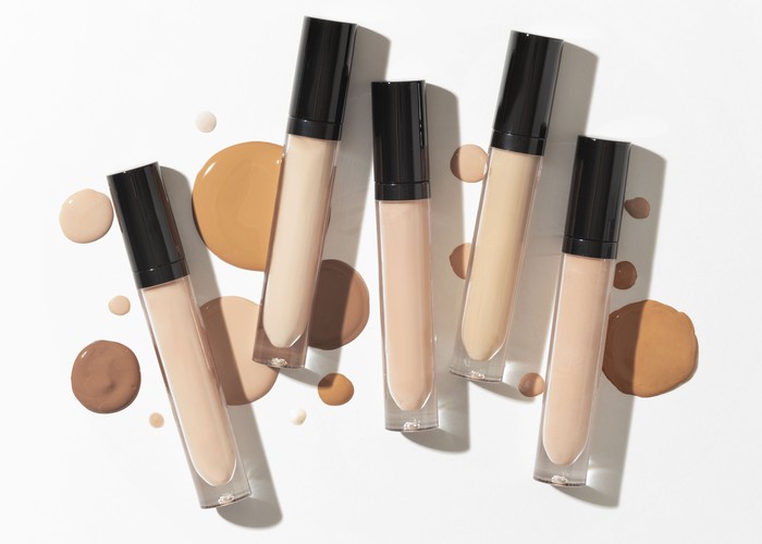 Concealer, color corrector, dan under-eye brightener jadi produk paling umum digunakan untuk mengatasi masalah area bawah mata gelap, kemerahan, atau kusam.