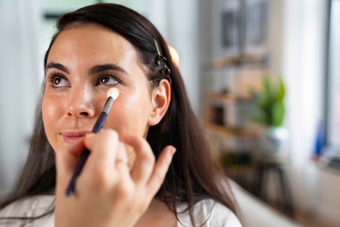 Concealer, color corrector, dan under-eye brightener jadi produk paling umum digunakan untuk mengatasi masalah area bawah mata gelap, kemerahan, atau kusam.