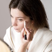 Kapan Harus Menggunakan Concealer, Color Corrector, dan Under-eye Brightener? Ini Tips dari MUA