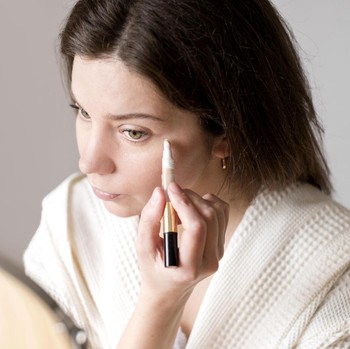 Kapan Harus Menggunakan Concealer, Color Corrector, dan Under-eye Brightener? Ini Tips dari MUA