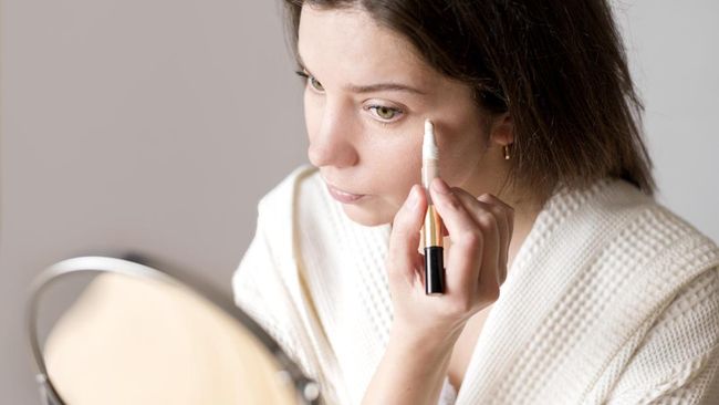 Kapan Harus Menggunakan Concealer, Color Corrector, dan Under-eye Brightener? Ini Tips dari MUA