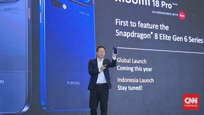 Bos Xioami Indonesia Michael Feng memamerkan smartphone Xiaomi 18 Pro Max di sela acara Snapdragon Partners & Media Indonesia, Jakarta pada Kamis (1/10). 