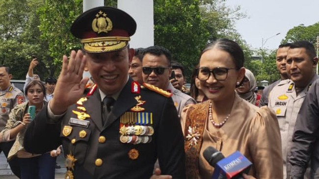 Kapolri Jenderal Listyo Sigit Prabowo didampingi Istri tiba di Istana Negara, Jakarta, Kamis (1/10/2026)