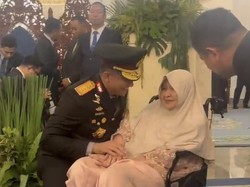Momen Jenderal Suyudi Bersimpuh Cium Ibu Usai Dilantik Jadi Kapolri di Istana