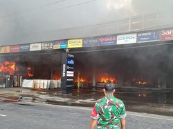 Toko Bangunan di Jogja Kebakaran, Asap Hitam Membubung Tutupi Langit